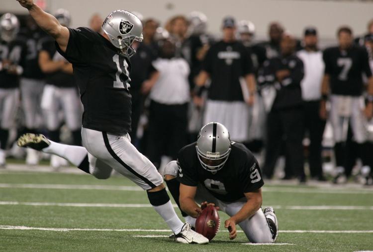 fieldgoal. Et enkelt spark på det første angreb i sudden death har tidligere kunnet afgøre en slutspilskamp. Dette forsøg fra Oakland Raiders' Sebastian Janikowski er dog fra denne sæsons grundspil. 