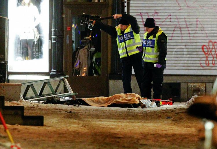 TERRORISME. Politi undersøger bombemanden og gerningsstedet efter angrebet i Stockholm. 