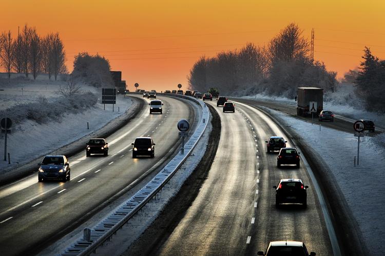 lumsk. Smukt ser det ud. Men natten til lørdag og de første timer af weekenden vil man skulle færdes med forsigtighed på grund af udbredt isslag. 