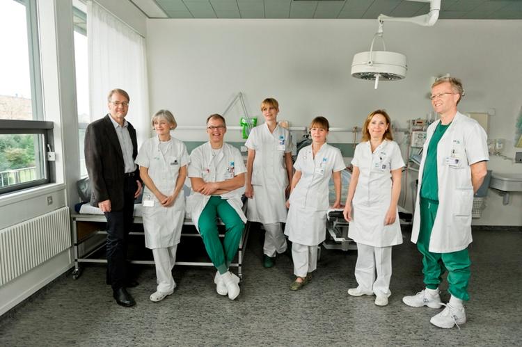 Fødselshjælpere. Det store hold er læger, jordemødre og sygeplejersker er klar til at tage mod kronprinsesse Marys tvillinger. Foto: Rune Johansen/Rigshospitalet 