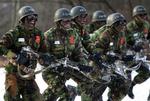 Højspændt. Mens diplomaterne forsøger at tale krisen mellem de to lande ned, så er den militære aktivitet høj. Billedet er fra i mandags, hvor nye sydkoreanske rekrutter øver sig. 