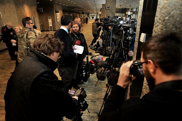 presseveer. Journalister og fotografer står på tæerne af hinanden for at få det bedste billede med hjem. 