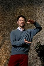 nybagt. Kronprins Frederik viser, hvor høje de to små tvillinger er - 47 og 46 cm. Det blev en lille dreng og en lille pige. Drengen blev født først. 