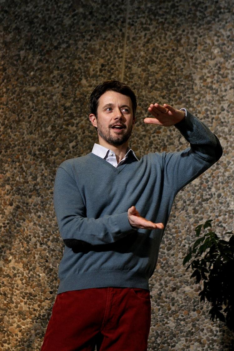 nybagt. Kronprins Frederik viser, hvor høje de to små tvillinger er - 47 og 46 cm. Det blev en lille dreng og en lille pige. Drengen blev født først. 