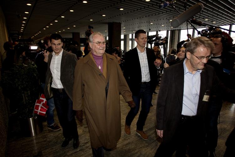 farfar. Prins Henrik aflægger som den første besøg hos kronprinsparret - blot halvanden time efter, at den første tvilling - en lille dreng kom til verden en halv time for sin tvillingesøster, der blev født en halv time senere. 