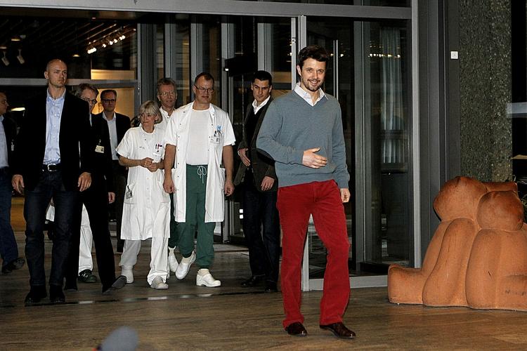 tvillingefødsel. Kronprins Frederik på vej ned for at fortælle pressen - og danskerne - om dagens fødsel. 