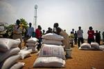 Forsyninger. Hjemvendte sydsudanesere modtager fødevarer fra FN's verdensfødevareprogram i byen Juba i Sydsudan. 