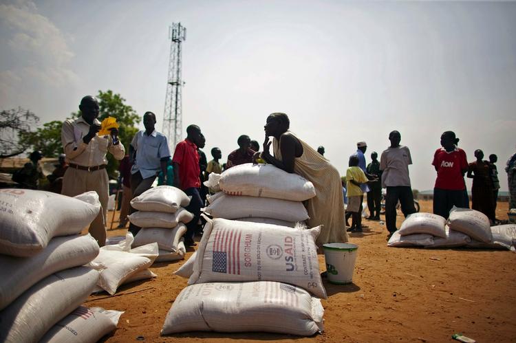 Forsyninger. Hjemvendte sydsudanesere modtager fødevarer fra FN's verdensfødevareprogram i byen Juba i Sydsudan. 