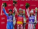 farverigt. De tre på podiet efter styrtløbet i Østrig blev fra venstre svenske Anja Pärsson, USA's Lindsey Vonn og Anna Fenninger fra Østrig. 