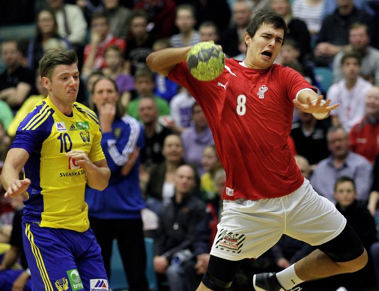 uafgjort. Det danske stortalent Rasmus Lauge bryder gennem det svenske forsvar i dagens testkamp. 