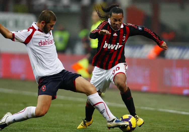 hjemve. Ronaldinho er færdig i AC Milan. Boldkunstneren fortsætter karrieren i hjemlandet. 