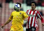 overraskelse. Notts Countys Jon Harley (tv) kæmper om bolden med Sunderlands Cristian Riveros. 
