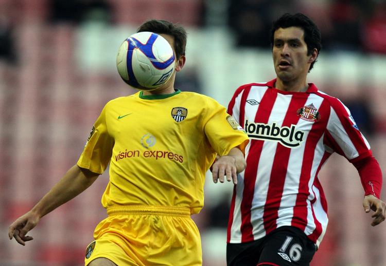 overraskelse. Notts Countys Jon Harley (tv) kæmper om bolden med Sunderlands Cristian Riveros. 
