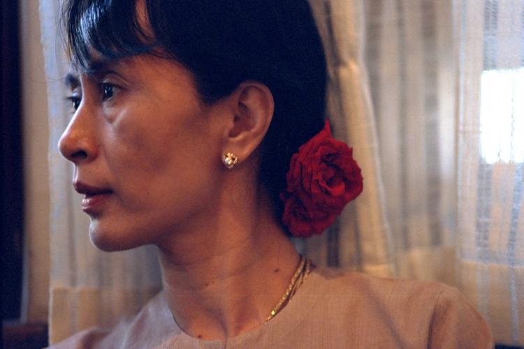 Demokrati. Aung San Suu Kyi er Burmas stemme. Men Burma taler i dag, efter parlamentsvalgene, der selvfølgelig var totalt manipuleret af militæret, med mange stemmer. Arkivfoto. 