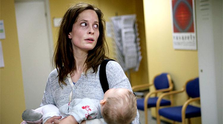 Norske engle. I Margreth Olins (th.) 'Englen' spiller Maria Bonnevie (tv.) stofmisbrugeren Lea. Ved at lade datteren vokse op hos en plejefamilie siger Lea farvel til drømmen om at give datteren al den omsorg og opmærksomhed, hun ikke selv fik som barn. Foto: Astrid Dalum og Sunrise Film 