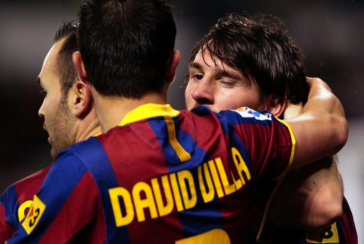 Umættelig. Lionel Messi scorede et mål og lagde op til et andet , da Barcelona fik sin 12. sejr i træk med 4-0 ude over Deportivo.. 