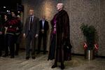 Glad farmor. Dronning Margrethe beretter i Rigshospitalets forhal om besøget hos de to nye børnebørn - og sin svigerdatter. 