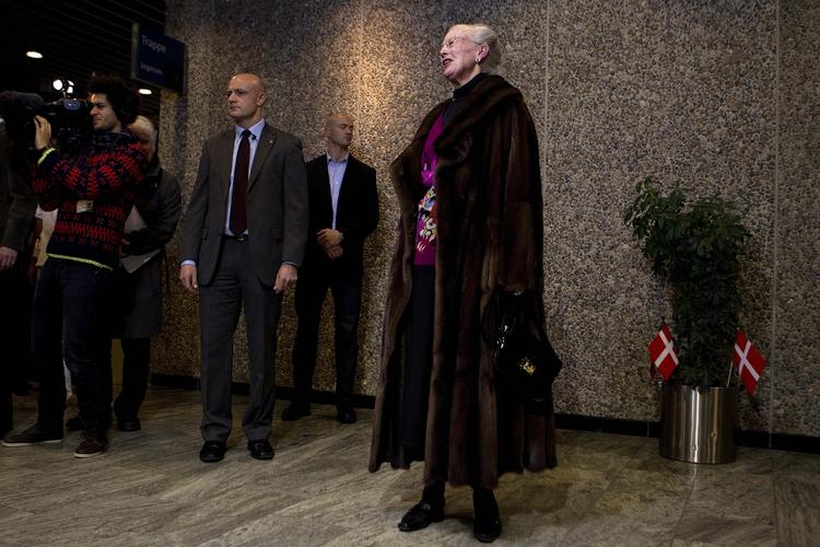 Glad farmor. Dronning Margrethe beretter i Rigshospitalets forhal om besøget hos de to nye børnebørn - og sin svigerdatter. 