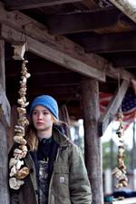 'Winter's Bone' er først og fremmest historien om unge Ree, der forsøger at finde en udvej fra en taberkultur, hvor armoden kvæles af hårde stoffer og hillbillymusik. 