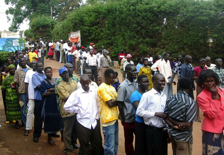 Folkeafstemning. Sydsudanesiske flygtninge står i kø i Ugandas hovedstad, Kampala. 