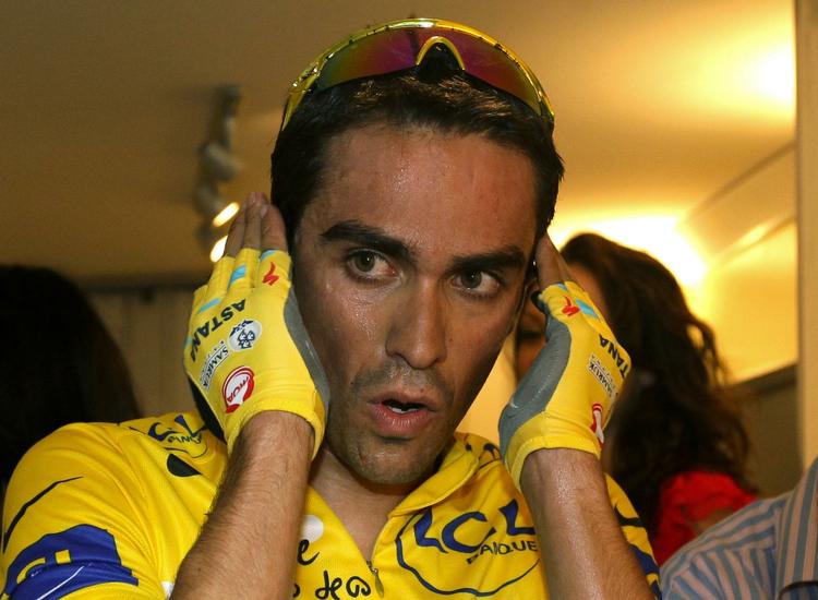 døv. Det bliver ikke fra det spanske cykelforbund, at Alberto Contador skal høre nyt om sin dopingsag. 