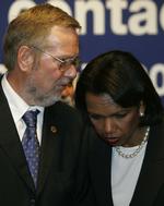 Afviser. Per Stig Møller afviser kritikken om dobbeltspil og henviser til, at han flere gange rejste sagen om CIA's hemmelige fangeflyvninger for for USA's daværende udenrigsminister Condoleezza Rice. 