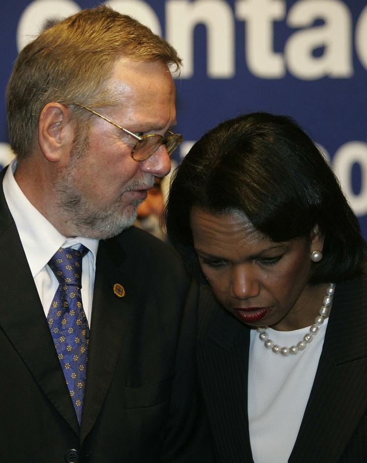 Afviser. Per Stig Møller afviser kritikken om dobbeltspil og henviser til, at han flere gange rejste sagen om CIA's hemmelige fangeflyvninger for for USA's daværende udenrigsminister Condoleezza Rice. 