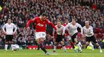 1-0. Med Daniel Agger som tilskuer bringer Ryan Giggs Manchester United foran 1-0. 