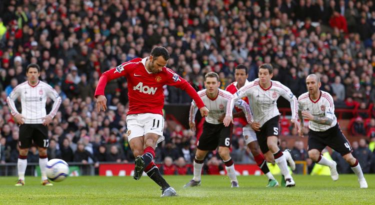 1-0. Med Daniel Agger som tilskuer bringer Ryan Giggs Manchester United foran 1-0. 