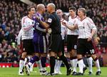 protest. Indvendingerne fra mange og højlydte fra Daniel Agger (tv.) og de øvrige Liverpoolspillere, da Howard Webb takserede Aggers duel med Dimitar Berbatov til et afgørende straffespark. 