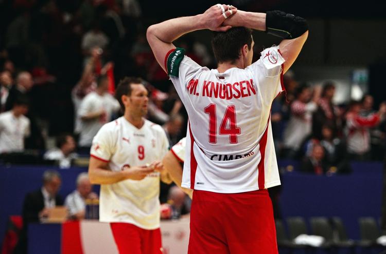 Knæskade. Michael Knudsen er alvorligt skadet. Her spiller han mod Kroatien, som Danmark slog 27-23 under EM. Foto: Jens Dresling 