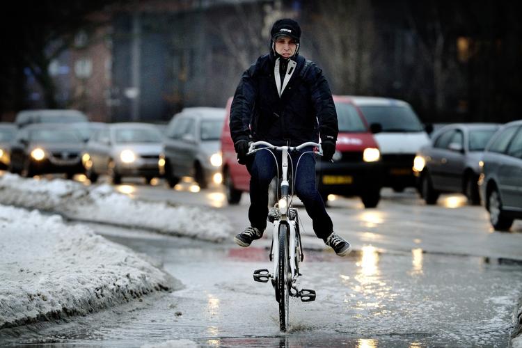 Øv-vejr. Det milde vejr fortsætter med masser af plusgrader - men også sjap og søle. 