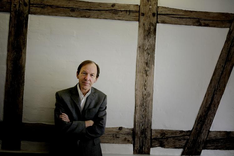 Diaologforskydning. Chefredaktør på Mandag Morgen, Erik Rasmussen, har sammen med 13 andre ikke-politkere stiftet et nyt parti, Fremtidens Danmark, der vil forsøge at få den offentlige debat tilbage på sporet. 