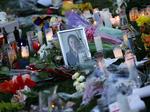 Blomster og lys blev hurtigt lagt til ære for de dræbte og sårede for skyderiet - her et billede af kongreskvinde Gabrielle Gifford. 