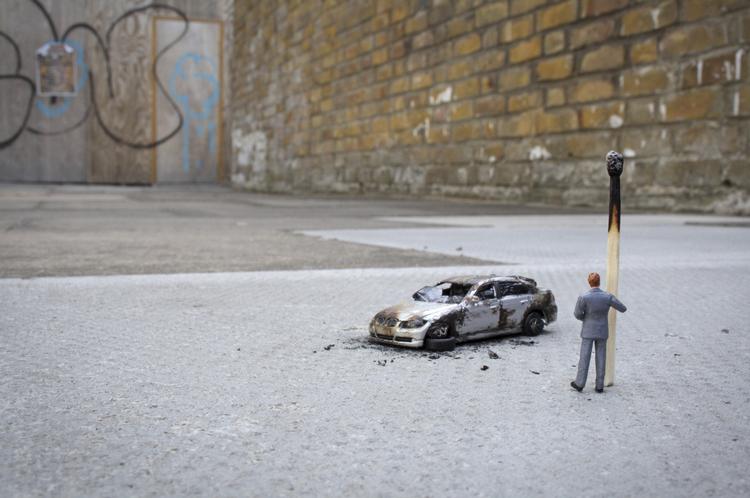 Småt. Slinkachu skiller sig ud fra andre gadekunstnere - men ikke kun på grund af installationernes størrelse. Også fordi fotografierne af installationerne har deres eget - og i Slinkachus bevidsthed - ligeværdige liv: som print, der bliver udstillet på gallerier og som digitale billeder på diverse hjemmesider. 