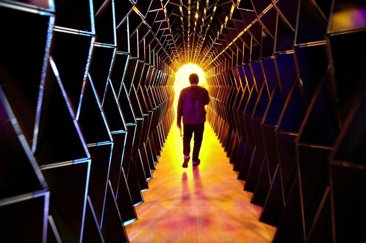 ol-klar. Olafur Eliasson har stor erfaring med at skabe store og spektakulære kunstobjekter.  Herhjemme senest en 90 meter lang, røgfyldt tunnel  på Kunstmuseet  Arken. Her går kunstneren selv igennem sit  tidligere værk  'One Way Colour Tunnel' på Dallas Museum of Art. 