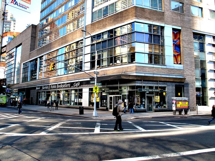 Slut. Den store boghandel Barnes &amp; Noble ved Lincoln Center må dreje nøglen om. 