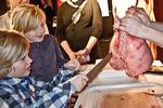 Pelle Gaden Konge (tv.) og Elliott Stender Kennedy fik lov til at prikke hul i en oppustet fårelunge, da de besøgte Body Worlds. Under hele udstillingsperioden vil man dagligt kunne få lignende muligheder, når Experimentariums guider fortæller om organer. 