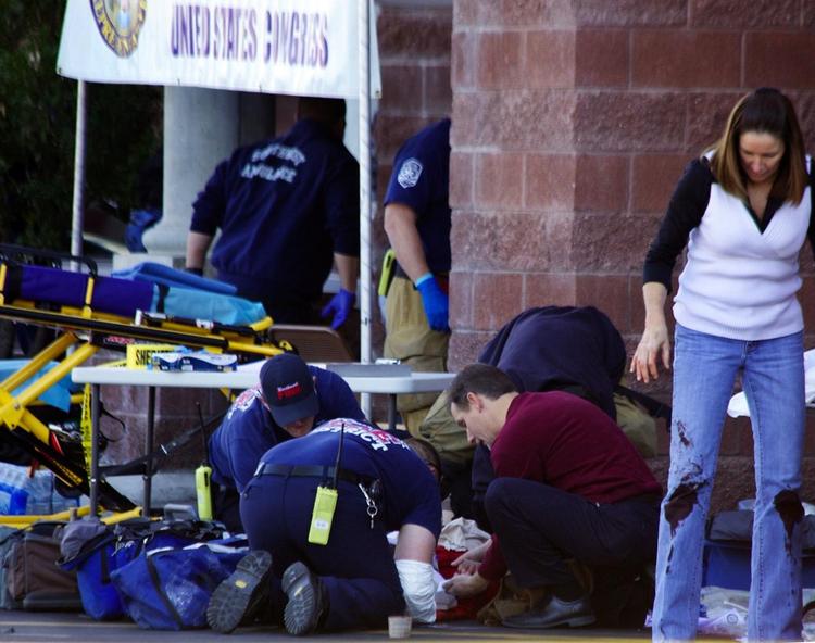 Seks blev dræbt og 14 såret, da en attentatmand lørdag aften gik amok i et shoppingcenter i Tuscon i staten Arizona. 
