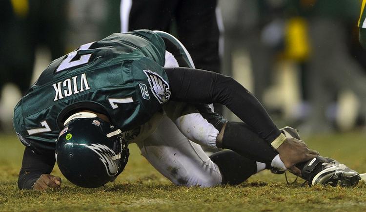 Quarterback. Drømmen om en plads i Superbowl er slut for Michael Vick, der er nede at bidde i græsset i anden halvleg. 