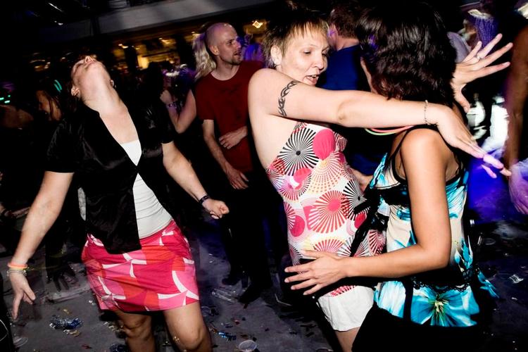 Feminisme. Jeg ville virkelig ønske, at vi kunne holde op med at ødelægge vores fremtidsudsigter som kvinder med vores egne lave forventninger, skriver forfatter. Arkivfoto. 