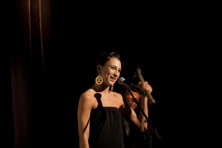 Priser. Fem gange måtte sangerinden Medina på scenen for at modtage en statuette ved Danish Music Awards. 