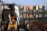 Kontraster. Over halvdelen af Mumbais befolkning lever i slum. Byen  er samtidig Indiens finansielle centrum og i heftig udvikling. Det danske arkitektfirma 3xN vil i et nyt byggeprojekt favne de store forskelle ved at lave plads til de fattige i bunden og de rige på toppen.  Rafiq Maqbool/AP (arkivfoto) 