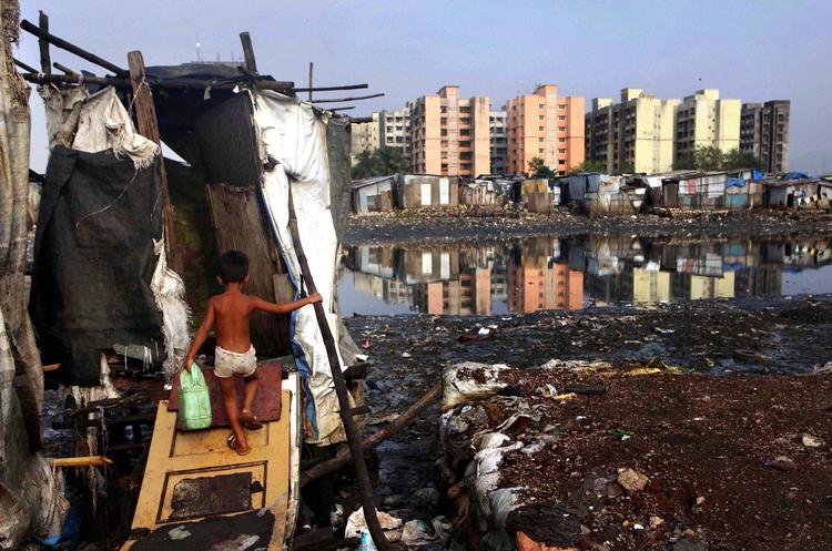 Kontraster. Over halvdelen af Mumbais befolkning lever i slum. Byen  er samtidig Indiens finansielle centrum og i heftig udvikling. Det danske arkitektfirma 3xN vil i et nyt byggeprojekt favne de store forskelle ved at lave plads til de fattige i bunden og de rige på toppen.  Rafiq Maqbool/AP (arkivfoto) 
