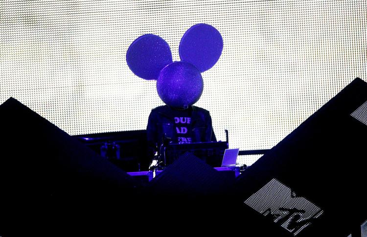 Der savnes overraskelser på det tredje udspil fra dj'en Joel Zimmerman alias Deadmau5, der på  scenen skjuler sig bag et gigantisk musehoved. Her ved MTV  Video Music Awards i september sidste år. 