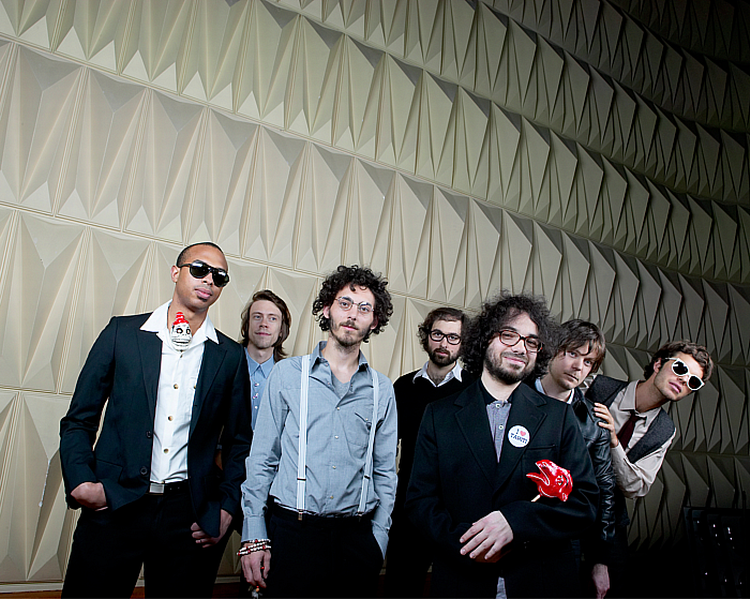 We Are The Lilies er en fusion af Tahiti Boy and the Palmtree Family (billedet) og Sergio Dias fra brasilianske Os Mutantes. 