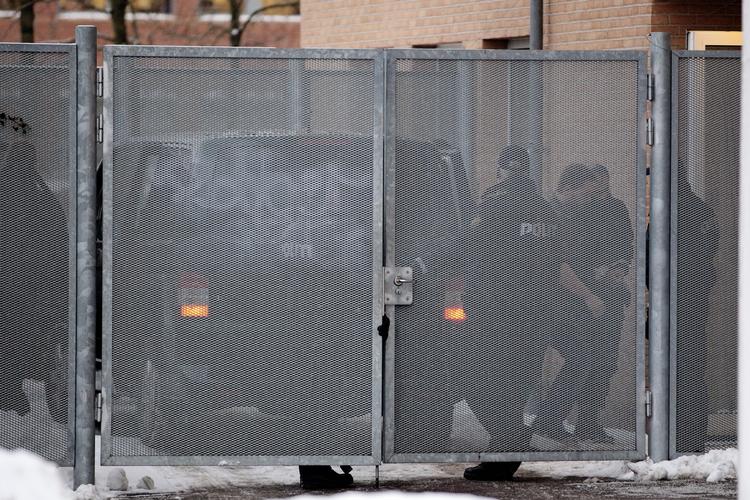 TERRORFÆNGSLING. En af de sigtede føres ind til grundlovsforhøret i Retten i Glostrup. 