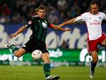 salgbar. Wolfsburgs Edin Dzeko lægger an til skud i bundesliga-opgøret mod Hamburger SV. 