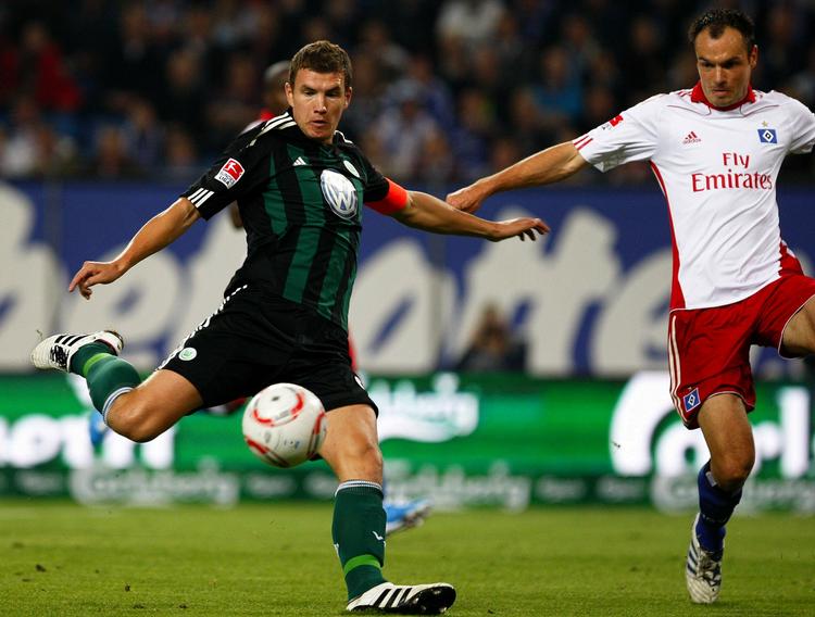 salgbar. Wolfsburgs Edin Dzeko lægger an til skud i bundesliga-opgøret mod Hamburger SV. 
