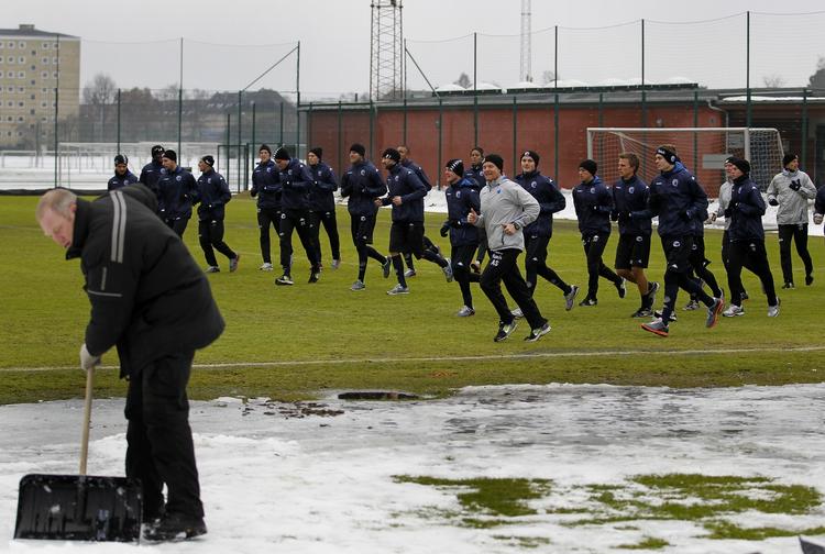 traditionsbrud. Normalt indleder FCK's spillere året med en fælles løbetur rundt om Damhussøen, men vejret flyttede den første svedetur ind på anlægget. 